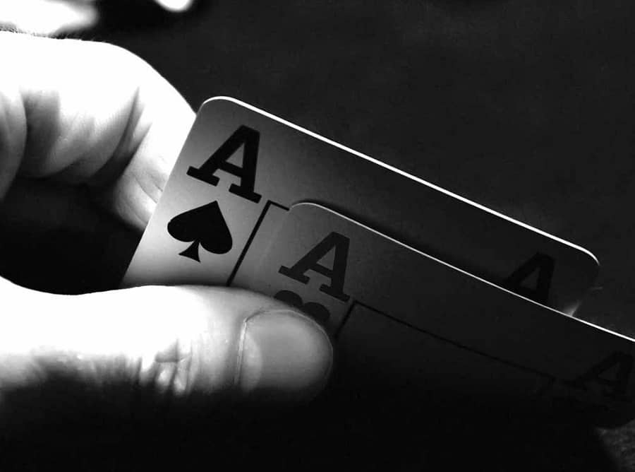 Bài Poker và quy định về lệnh úp bỏ của nó