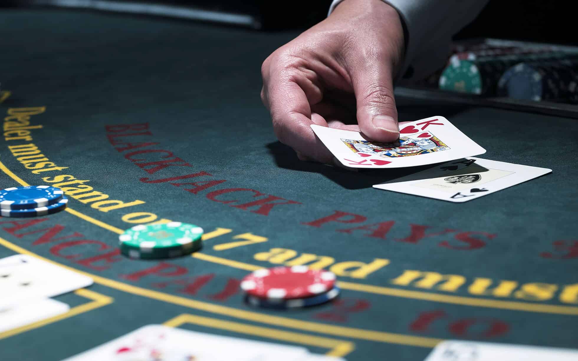 Cách sử dụng chiến thuật đánh lừa tâm lý khi chơi Blackjack?