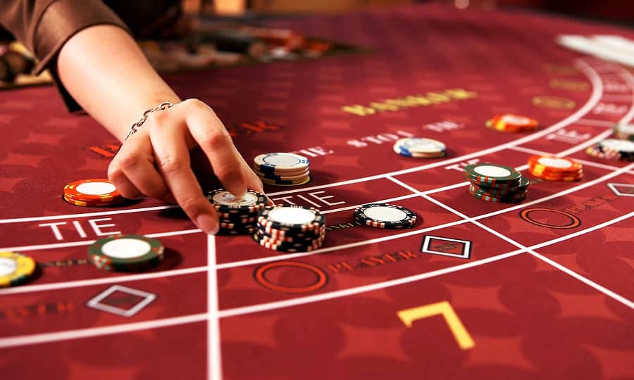 Vì sao chơi Baccarat trên mạng dễ thua hơn chơi offline?